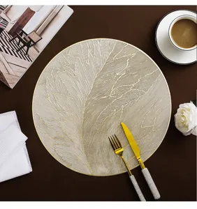Ronde PVC placemat met goudstempel veren patroon, elegante eettafel decoratie en warmte-isolatie.