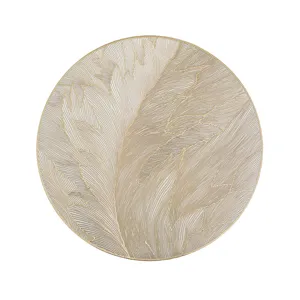 Ronde PVC tafelmat met gouden veermotief, hittebestendig, waterdicht en stijlvol design.