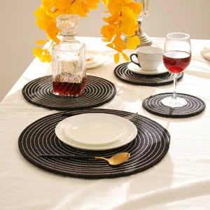 Ronde katoenen gevlochten placemat, warmte-isolerende mat, detailweergave van de tafeldecoratie.