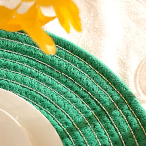 Close-up van het groene geweven placemat detail met getextureerd katoen en mooie zilveren draden.