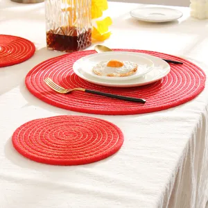 Ronde gevlochten katoenen placemat detail, hittebestendige tafelmat voor keuken eettafel.