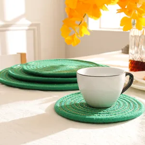Close-up detail van groene geweven katoenen placemat met gouden draad, hittebestendige mat.