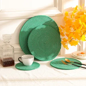 Gedetailleerd overzicht van rond geweven katoenen placemat in groen voor tafeldecoratie.