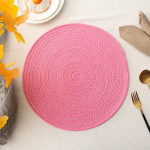 Gedetailleerd overzicht van een roze ronde katoenen gevlochten placemat, hittebestendige mat