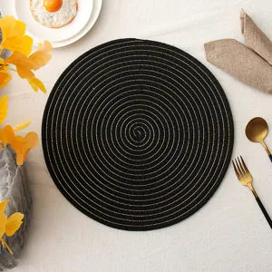 Ronde zwarte gevlochten placemat met gouden spirallijnen, hittebestendige tafelmat.
