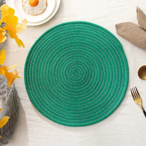 Groene geweven katoenen ronde placemat, hittebestendige tafelmat en pannenlap voor diner.