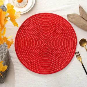 Ronde rode geweven placemat met gouden spirallijnen, hittebestendige katoenen tafelmat.