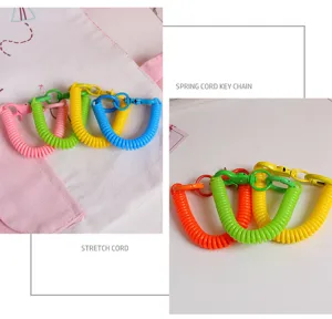 Detalles de llavero de cordón en espiral colorido con alta elasticidad y ganchos metálicos.