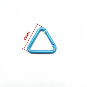 Primo piano dettagliato del moschettone triangolare blu vivo, gancio a scatto in metallo.