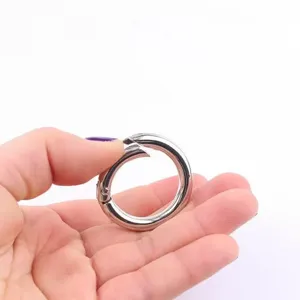 Anneau ressort en métal mousqueton rond crochet pour porte-clés et accessoires de bagages.