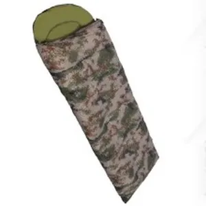 Camouflage outdoor slaapzak detail, warm en comfortabel voor kamperen en wandelavonturen.