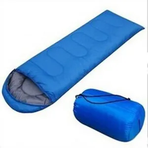 Blauwe outdoor kampeer slaapzak met compressie opbergtas voor comfortabele reizen.