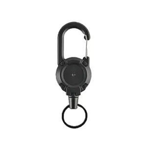 Detailansicht des schwarzen U-förmigen ausziehbaren Schlüsselanhängers mit Karabiner.
