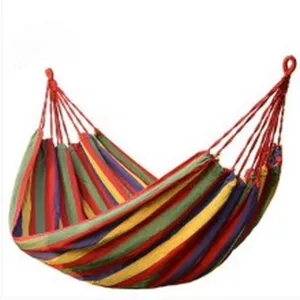 Detail van kleurrijke gestreepte hangmat, geweven katoenen touwontwerp voor strand en camping.