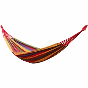 Kleurrijke gestreepte mesh hangmat voor buiten met touw en opbergtas voor strandcamping.