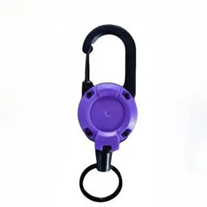 Ausziehbarer Karabiner Schlüsselanhänger mit lila rundem Gehäuse ideal für den Outdoor Einsatz.