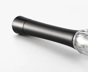 Detailopname van een elegante zwarte, penvormige luchtdruk wijnflesopener component.