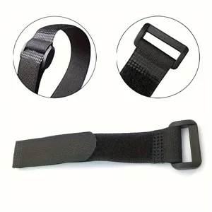 Detalle de correa de velcro negra con hebilla resistente y cierre adhesivo fuerte.