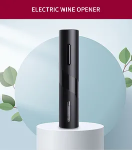 Detail de ouvre-bouteille electrique avec corps cylindrique noir et fenetre claire.