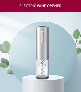 Vue de détail de tire-bouchon électrique avec corps en acier inoxydable transparent.