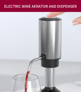 Aérateur et distributeur de vin électrique détail montrant le mécanisme de verse automatique.