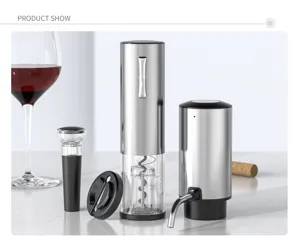 Vue detaillee du set de ouvre-bouteille electrique avec verseur sur la table de presentation.