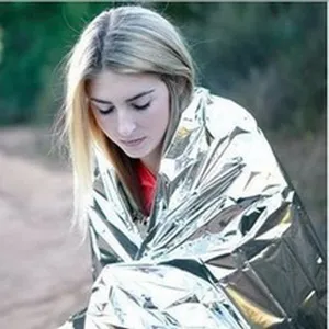 Vista di dettaglio della coperta termica di emergenza all'aperto, Mylar argentato.