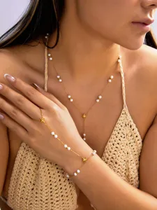 Gros plan sur l'ensemble collier en Y et chaîne de main avec étoile d'or et perles