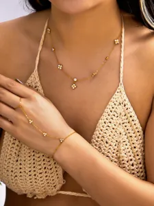 Détail de l'ensemble collier et bracelet de main fleur dorée avec zircon blanc fin