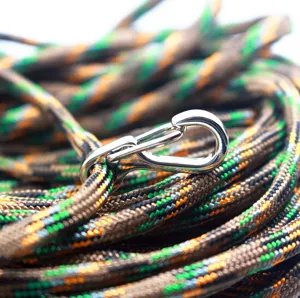Detailaufnahme von strapazierfähiger Outdoor Kletterfallschirmleine mit stabilem Metallkarabiner.