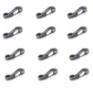 Detailansicht kleiner Metall-Federkarabiner, robuste EDC-Schluesselanhaenger Haken.