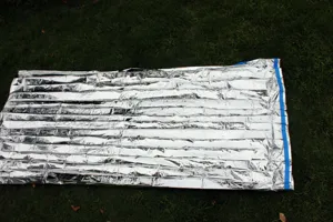 Outdoor PE emergency thermal blanket, waterproof survival space foil for camping and hiking.