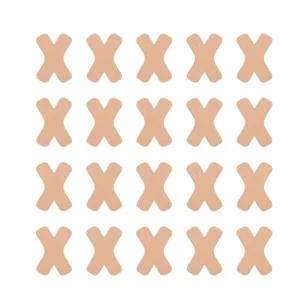 Primo piano di strisce di kinesiotaping a forma di X color beige per supporto articolare.