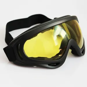 Gafas de protección deportiva táctica para exteriores con montura negra y lente amarilla.