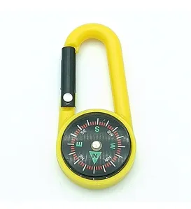 Nahaufnahme des Outdoor Karabinerkompasses mit klarer Zifferblattskala und gelbem Clip.