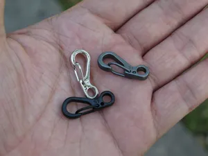 Detailaufnahme von kleinen Federkarabinern aus Metall, ideale EDC Schlüsselanhänger für Alltag.