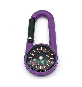 Detaillierte Nahaufnahme des violetten Karabiner-Kompasses, der das klare Zifferblatt zeigt.