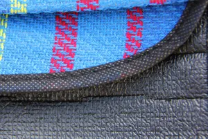 Nahaufnahme der Picknickdecke mit strapazierfähigem gewebtem Stoff und wasserdichter Rückseite.