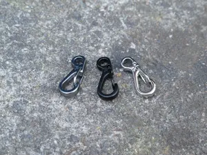 Mini Feder Karabiner Haken EDC Schlüsselanhänger Metall Set in drei klassischen Farben