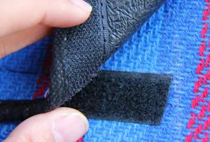Wasserdichte Outdoor Picknickmatte Detailansicht mit Klettverschluss für Camping und Strand.