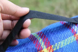 Nahaufnahme Detail mit haltbarem Tragegurt und gewebter Textur der Picknickmatte