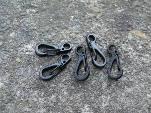 Schwarze Mini Feder-Karabinerhaken, Schlüsselanhänger Clips, leichtes EDC Outdoor Ausrüstung.
