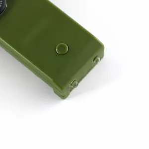 Vue détaillée du sifflet de survie en plein air avec lumière LED, outil tactique vert.