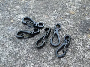Mini schwarzer Federkarabiner Clip EDC Schlüsselanhänger Detailansicht, Metallhaken.
