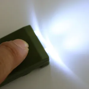 Gros plan sur le sifflet de survie avec éclairage LED lumineux, accessoire pratique.