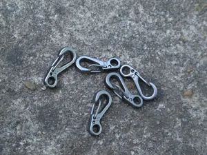 Mini Federkarabiner Set, dunkelgraue Metall Schlüsselring Clips für EDC Ausrüstung.