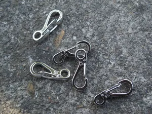 Nahaufnahme von Mini-Metall-Federkarabinerhaken, EDC-Schlüsselring-Hardware-Zubehör.