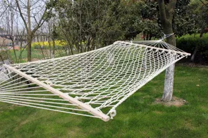 Buiten touw net hangmat van katoen met houten spreidstokken voor tuin en comfortabele kamer.