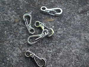 Mini Metall Feder Karabiner Haken Set, klassischer EDC Schlüsselanhänger Detailansicht neu.