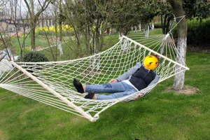 Buiten tuin mesh hangmat scène tonen zware katoenen touw en houten spreidstokken.
